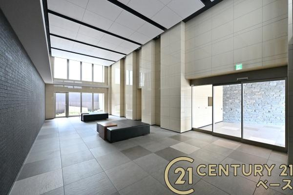 エスリード五位堂駅前のエントランス|■現地撮影写真■重厚感と開放感が溢れる落ち着いた雰囲気のロビーです！