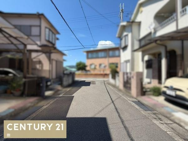 岩出市中迫　中古戸建の前面道路含む現地写真