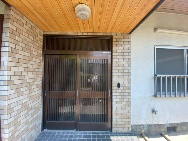 海南市大野中　中古戸建の玄関