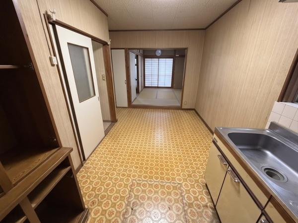 【居間・リビング】 | 掲載写真には、AIによる画像加工により家具・家電・小物等を消去または調整しているものがあります。現況と異なる場合がありますので、現地および現況を優先いたします。
