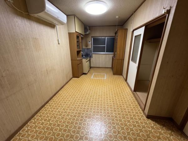 【居間・リビング】 | 掲載写真には、AIによる画像加工により家具・家電・小物等を消去または調整しているものがあります。現況と異なる場合がありますので、現地および現況を優先いたします。