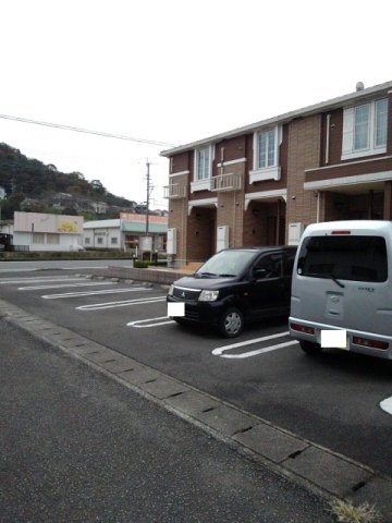 メゾネットトロワの駐車場