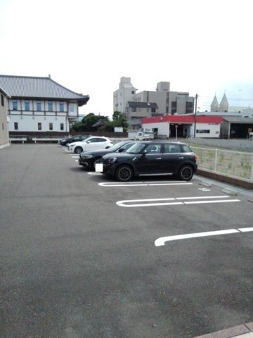 モルト　ピエーノ　Ⅲの駐車場