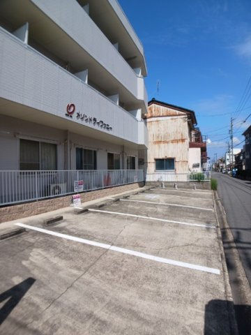 メゾンドティファニーの駐車場