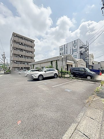 レージュ　ウエストの駐車場