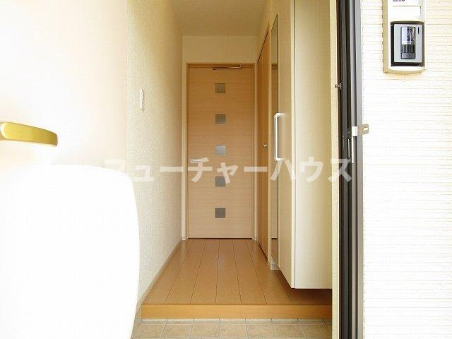 カーサ府中　Ⅰの玄関|収納もある玄関です