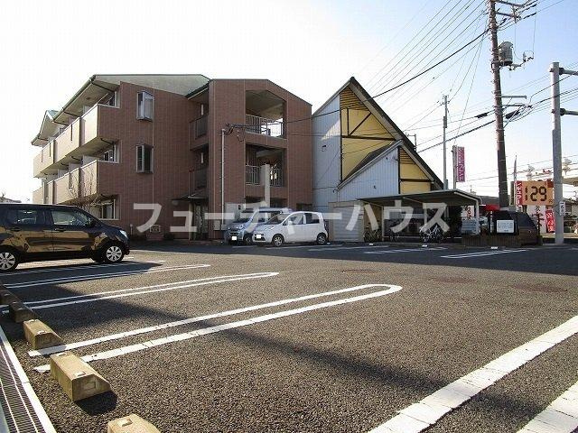 オーセント赤塚の駐車場