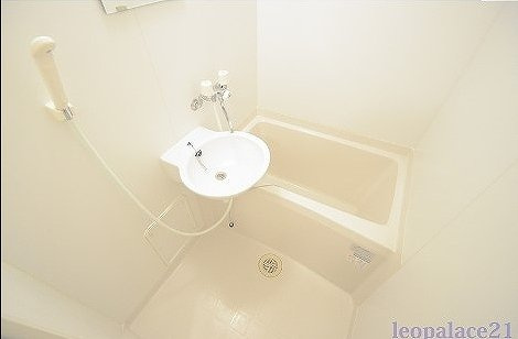 レオパレスエスペーロ本町の浴室|備品や設備仕様は号室等により異なります現地をご確認下さい。