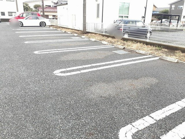 ランド　ピースＢの駐車場