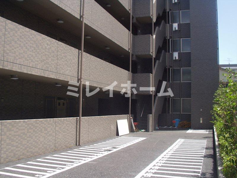 ルーブル多摩川参番館の駐車場