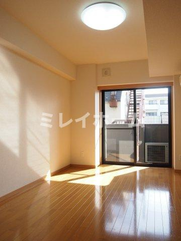 ルーブル多摩川参番館の居間・リビング|同建物内、別のお部屋の参考写真になります。