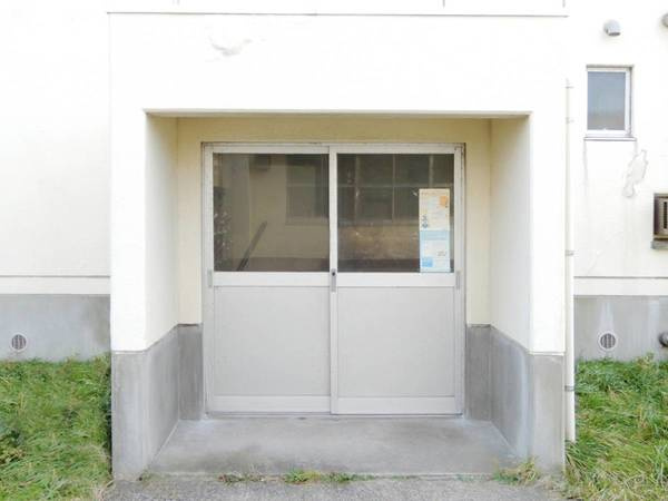 ビレッジハウス若草2号棟のエントランス|建物の内部です