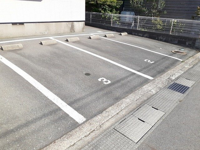 エスポワール２　Ａ棟の駐車場|駐車場があるので、車を買う予定の方も安心です
