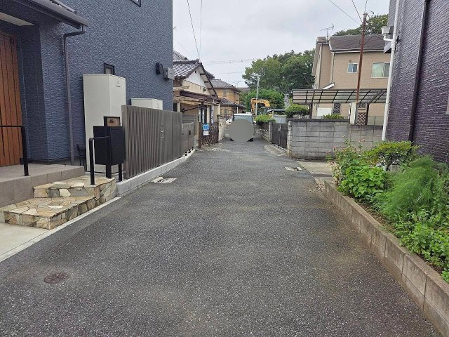 売土地の前面道路含む現地写真