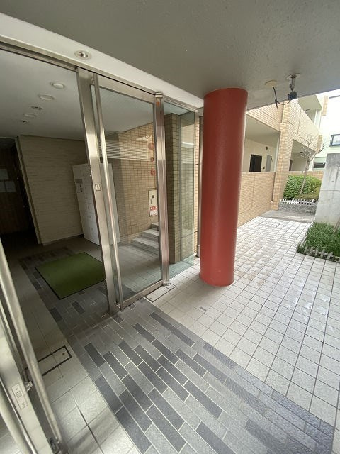 尼崎市武庫元町２丁目のアパートのエントランス