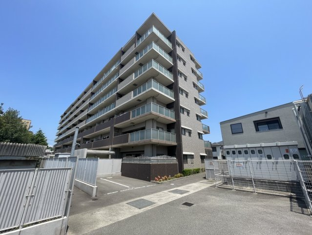 アルファステイツ中日吉の外観|落ち着いた色合いのタイル貼りが印象的な、地上７階建ての鉄筋コンクリート造マンションです。