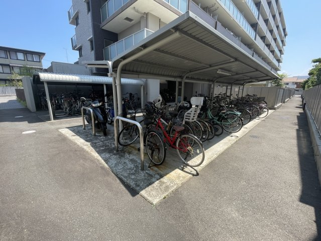 アルファステイツ中日吉のその他共用部分|根付きの駐輪場は大切な自転車を雨風から守り、整理整頓された使いやすいスペースです。