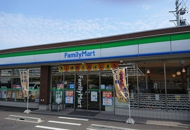 レジデンス比良出の周辺|ファミリーマートまで600m