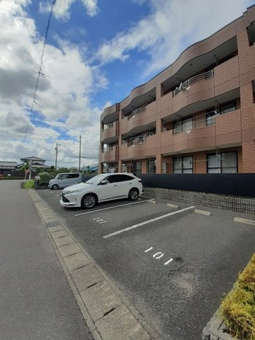 コンフォールの駐車場
