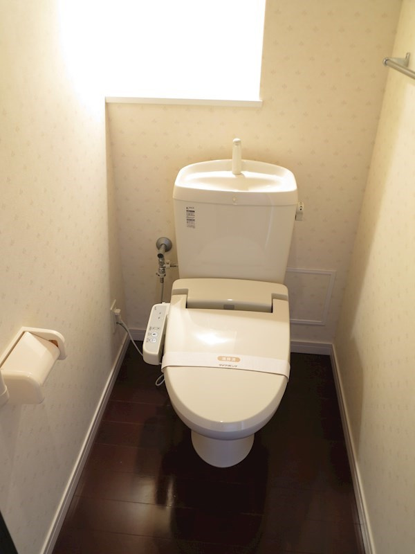 ☆温水洗浄・暖房便座付きトイレです☆
