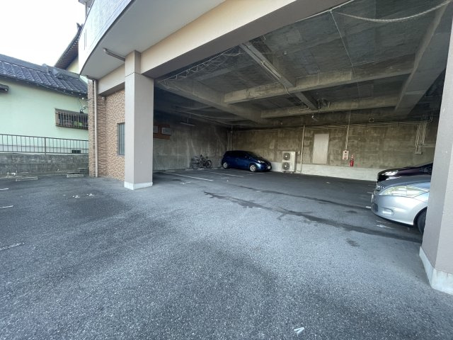 リュイールコンドウの駐車場