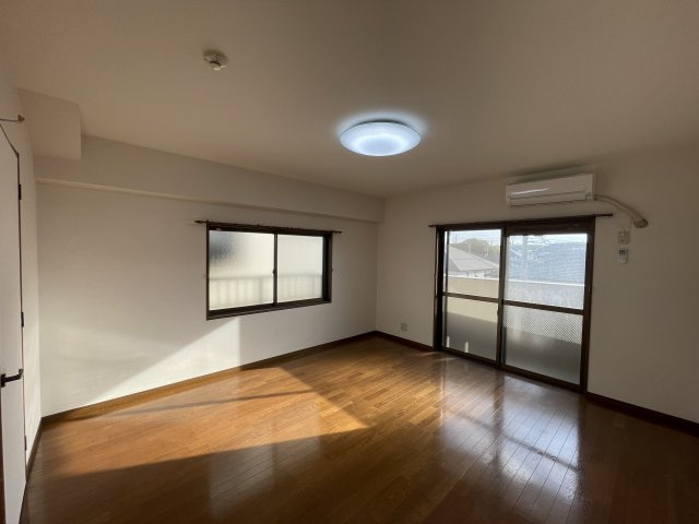リュイールコンドウの居間・リビング|※別部屋反転間取の写真となります。