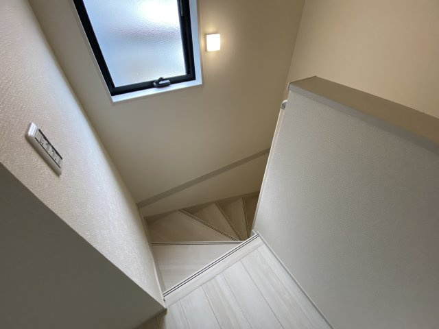 【いわき市郷ケ丘2丁目　第10・1号棟】　＼3LDK＋タタミコーナー＋WIC♪／のその他|同施工　◆階段の写真です◆　窓から日が差して足元がしっかり確認できますね♪
さりげなく光があふれ、階段全体を柔らかく照らしています。



