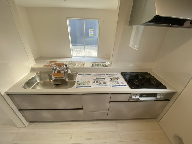 【いわき市郷ケ丘2丁目　第10・3号棟】　＼こだわりのつまったお洒落なデザイナーズ住宅♪／のキッチン|同施工　◆キッチンの写真です◆　使い勝手の良いシステムキッチン！
家族の笑顔を見ながらするお料理は対面キッチンの特権ですね！
お料理しやすいキッチンです♪