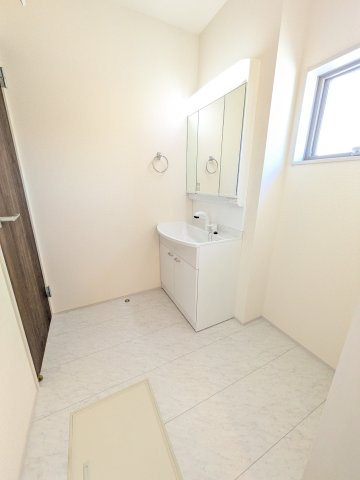 【いわき市郷ケ丘2丁目　第10・3号棟】　＼こだわりのつまったお洒落なデザイナーズ住宅♪／のキッチン|同施工　◆キッチンの写真です◆
料理好きな人必見♪キッチンスペース広々！
対面式キッチンですので、お食事の準備をしながらご家族との会話を楽しめます☆

