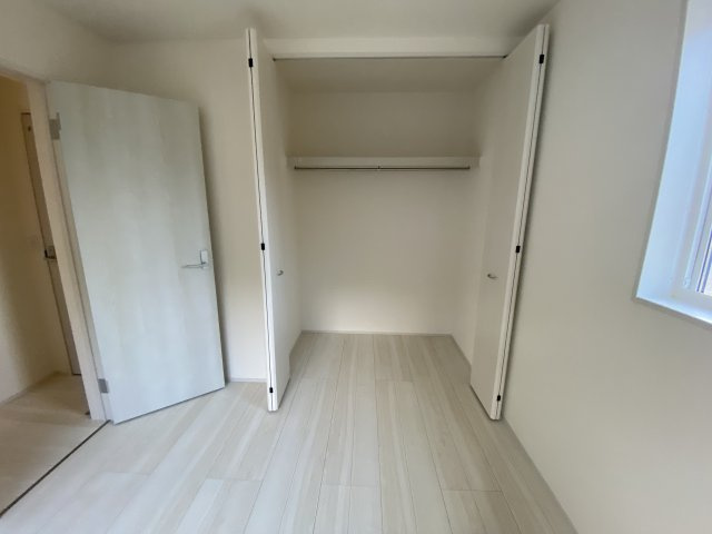 【いわき市郷ケ丘2丁目　第10・3号棟】　＼こだわりのつまったお洒落なデザイナーズ住宅♪／の収納|同施工　◆収納スペースの写真です◆　衣類やカバンなどたっぷりと収納可能です！生活感のあるものを隠して置けるからお部屋をスッキリと見せやすいです。

