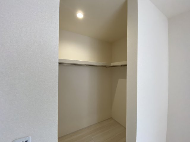 【いわき市郷ケ丘2丁目　第10・3号棟】　＼こだわりのつまったお洒落なデザイナーズ住宅♪／の収納|同施工　◆収納スペースの写真です◆　衣類やカバンなどたっぷりと収納可能です！生活感のあるものを隠して置けるからお部屋をスッキリと見せやすいです。





