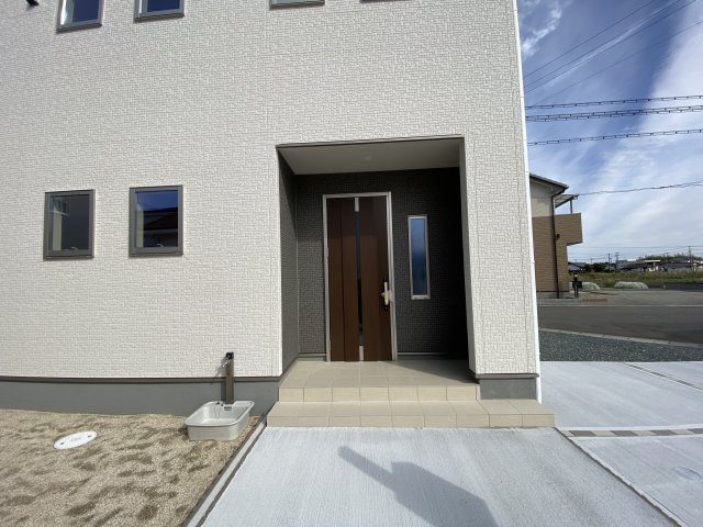 【いわき市郷ケ丘2丁目　第10・3号棟】　＼こだわりのつまったお洒落なデザイナーズ住宅♪／の玄関|同施工　◆玄関の写真です◆
お洒落な玄関は気分が良いですね♪広々とした玄関になっております。　