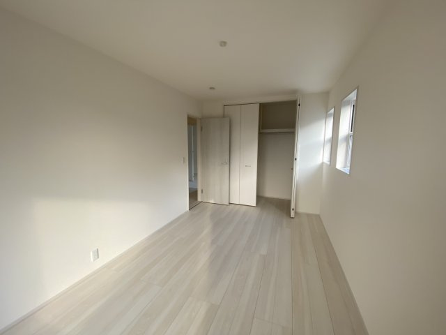 【いわき市郷ケ丘2丁目　第10・3号棟】　＼こだわりのつまったお洒落なデザイナーズ住宅♪／の洋室|同施工　◆居室の写真です◆　木の温もりがナチュラルでくつろげる空間ですね♪　子供部屋としても、寝室としても、どんなインテリアにしようか…選ぶ楽しみが増えますね♪