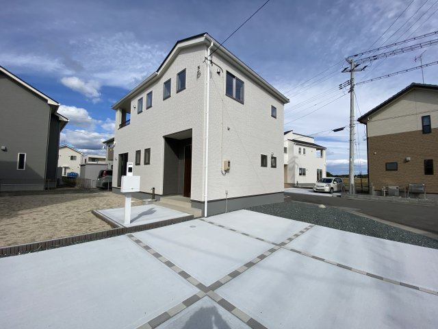 【いわき市郷ケ丘2丁目　第10・3号棟】　＼こだわりのつまったお洒落なデザイナーズ住宅♪／の駐車場|同施工　車をお持ちの方に嬉しい駐車場付きの物件です