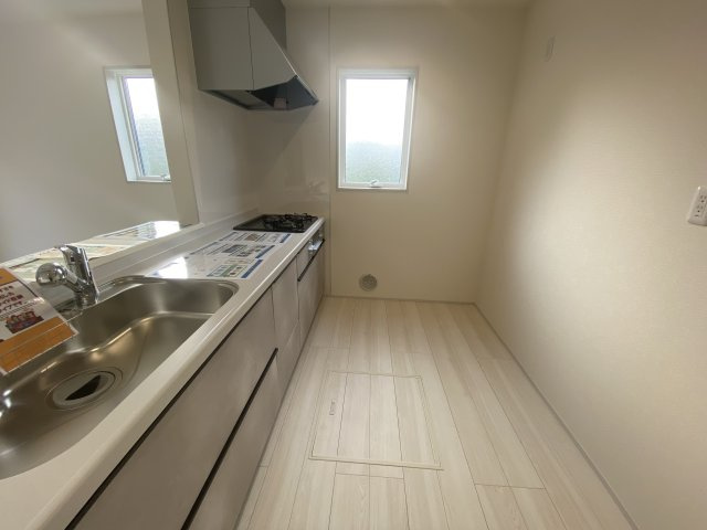 【いわき市郷ケ丘2丁目　第10・3号棟】　＼こだわりのつまったお洒落なデザイナーズ住宅♪／のキッチン|同施工　◆キッチンの写真です◆　目の前にリビングが広がる対面キッチンを採用、キッチンからリビング全体を見渡せる子育て中のご家族にも嬉しい造りです！キッチンでお料理をお楽しみください♪
