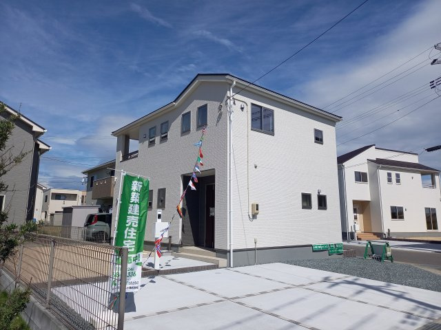 【いわき市郷ケ丘2丁目　第10・3号棟】　＼こだわりのつまったお洒落なデザイナーズ住宅♪／の前面道路含む現地写真|同施工　◆外観の写真です◆　
お洒落な新築は気分が上がりますね♪　新しい暮らしをお楽しみいただけます！！家に帰宅するのがより一層楽しみになります♪

