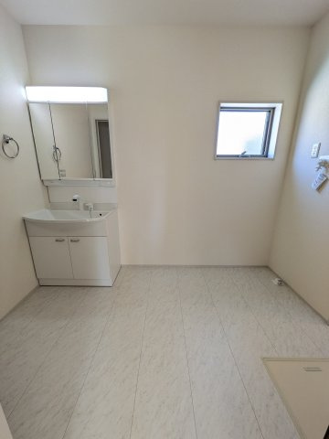 【いわき市四倉町上仁井田／全6棟／4号棟】　＼必ずもらえる！選べる！キャンペーン実施中♪／の独立洗面台|◆洗面所の写真です◆　洗面台は朝をすっきりさせてくれる空間としては大切な空間です。バタバタしている忙しい朝でも収納が多い洗面台では短い時間で効率良く支度ができます。