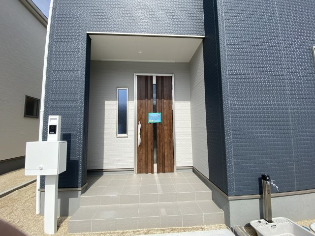 【常磐上湯長谷町第4】　デザイナーズ新築建売住宅　1号棟　新生活応援キャンペーン実施中！の玄関|同施工　　◆玄関の写真です◆
お洒落な玄関は気分が良いですね♪広々とした玄関になっております。　ご両親やお友達が来ても、靴の置き場に困ることはありません。収納力たっぷりで、整理整頓も楽ちんですね。

