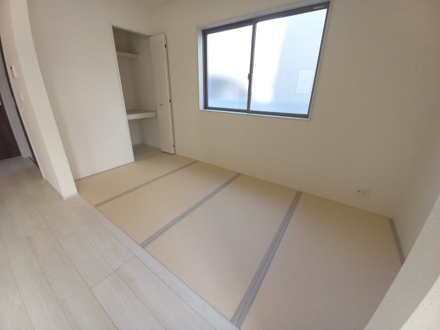 【常磐上湯長谷町第4】　デザイナーズ新築建売住宅　1号棟　新生活応援キャンペーン実施中！の和室|同施工◆和室の写真です◆　お泊りに来た親戚や来客時、ちょっと横になりたい時にあると便利です♪　和の雰囲気が心を落ち着かせてくれますね♪