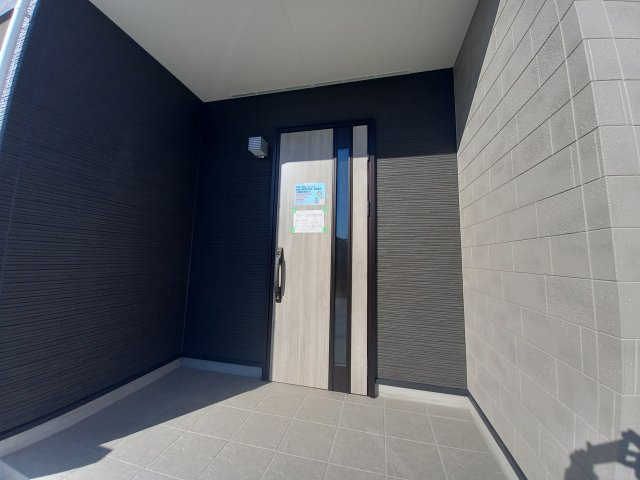 ◇泉町下川　3期　全5棟　5号棟　効率と利便性を意識した家事動線で過ごしやすい間取り♪の玄関|◆玄関の写真です◆
お洒落な玄関は気分が良いですね♪広々とした玄関になっております。　ご両親やお友達が来ても、靴の置き場に困ることはありません。収納力たっぷりで、整理整頓も楽ちんですね。


