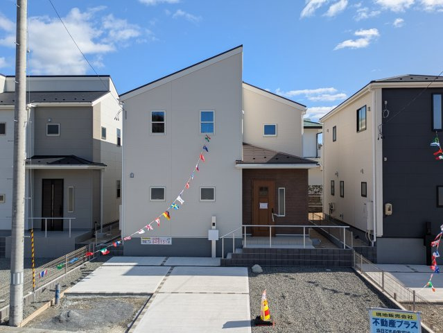 【いわき市平城東１丁目／8号棟】　いわき駅まで徒歩12分！の駐車場|同施工◆カースペースの写真です◆
陽当りの良い駐車場は週末の洗車も快適です♪お車の他にも、自転車をとめられそうなスペースもございます。
