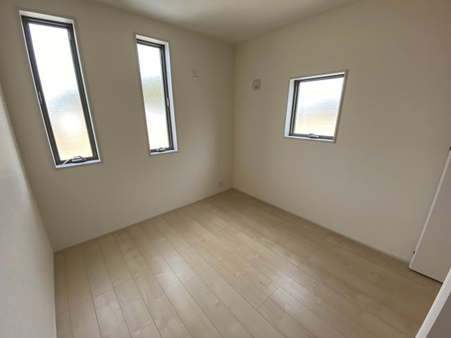 【いわき市平城東１丁目／8号棟】　いわき駅まで徒歩12分！の洋室|同施工◆居室の写真です◆　柔らかい陽光が差し込む明るいお部屋を演出☆　