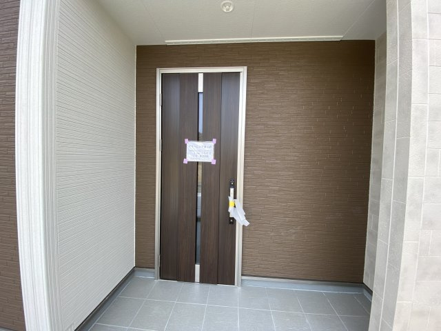 【いわき市平城東１丁目／8号棟】　いわき駅まで徒歩12分！の玄関|同施工◆玄関の写真です◆お洒落で明るい玄関は、お客様にも喜ばれそうです♪♪

