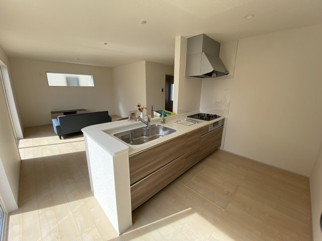 【いわき市平城東１丁目／8号棟】　いわき駅まで徒歩12分！のキッチン|同施工◆キッチンの写真です◆
料理好きな人必見♪キッチンスペース広々！
対面式キッチンですので、お食事の準備をしながらご家族との会話を楽しめます☆
