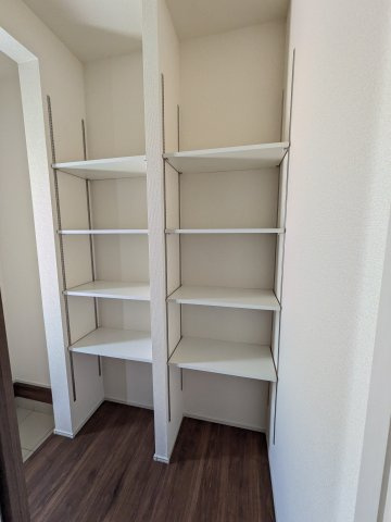 いわき市泉町滝尻第2　新築戸建　6号棟の玄関|◆玄関の写真です◆
お洒落な玄関は気分が良いですね♪広々とした玄関になっております。　ご両親やお友達が来ても、靴の置き場に困ることはありません。収納力たっぷりで、整理整頓も楽ちんですね。


