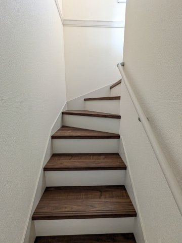 いわき市泉町滝尻第2　新築戸建　6号棟の内装|◆階段の写真です◆　
階段は家族がほぼ毎日通る動線の為、安全上の配慮が必要です！
階段は手すり付きなので、小さなお子様からご年配の方まで安心ですね♪



