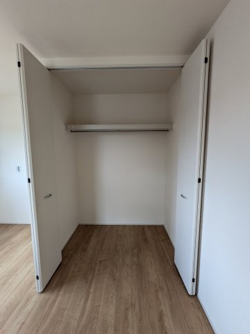 【いわき市中岡町1丁目1期／1号棟】　マルト中岡店まで徒歩9分の収納|◆クローゼットの写真です◆　季節を問わずにたっぷり収納ができます。冬物の収納にも困りません。お子様のお片付けも上手にできそうです。