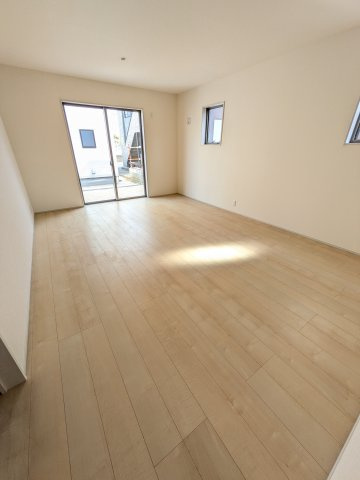 【いわき市泉町滝尻第2】　新築建売　2号棟　＼アクセス良好で県内各所通勤可能♪／の居間・リビング|同施工◆リビングの写真です◆　休日はリビングで、ゆっくりとテレビ鑑賞など…楽しみが増えますね。　家族のコミュニケーションがより一層深まります。


