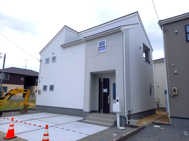 ☆新築デザイナーズ分譲　【いわき市江名北口第2　全4棟】　1号棟の前面道路含む現地写真|同施工◆外観の写真です◆　暮らしやすさに配慮したゆとりある住空間です♪　