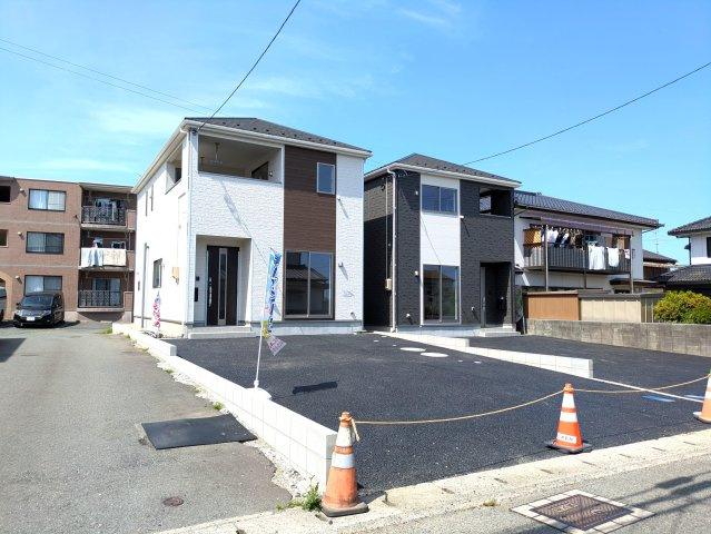 【金山町東台第10／2号棟】　4台駐車OK☆開放感のある間取りの4LDK物件！の駐車場|同施工◆カースペースの写真です◆
陽当りの良い駐車場は週末の洗車も快適です♪お車の他にも、自転車をとめられそうなスペースもございます。
